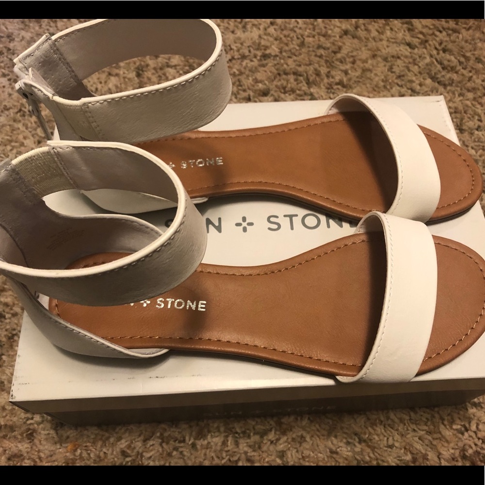 Flat sandals